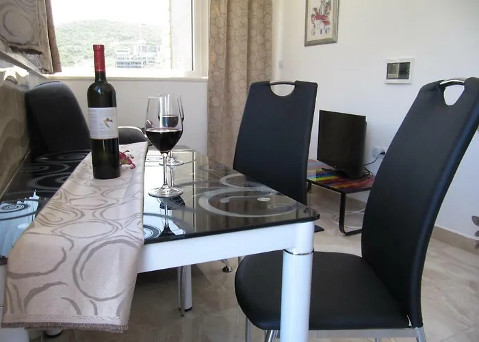 Penzion Apartmans And Dunjini Dvori 3*