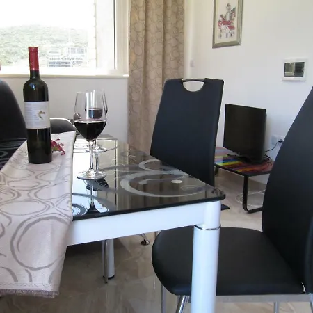 Affittacamere Apartmans And Dunjini Dvori 3*