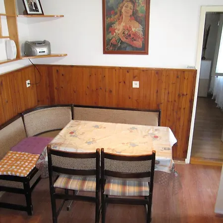 Guest house Apartmans And Dunjini Dvori