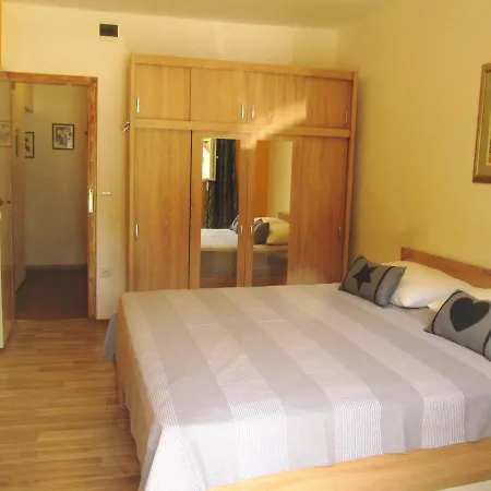 Apartmans And Dunjini Dvori בית הארחה